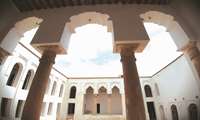 قلعه سیراف به زندگی بازمی‌گردد/  نشست فرماندار کنگان با سرمایه‌گذار پروژه احیای قلعه سیراف