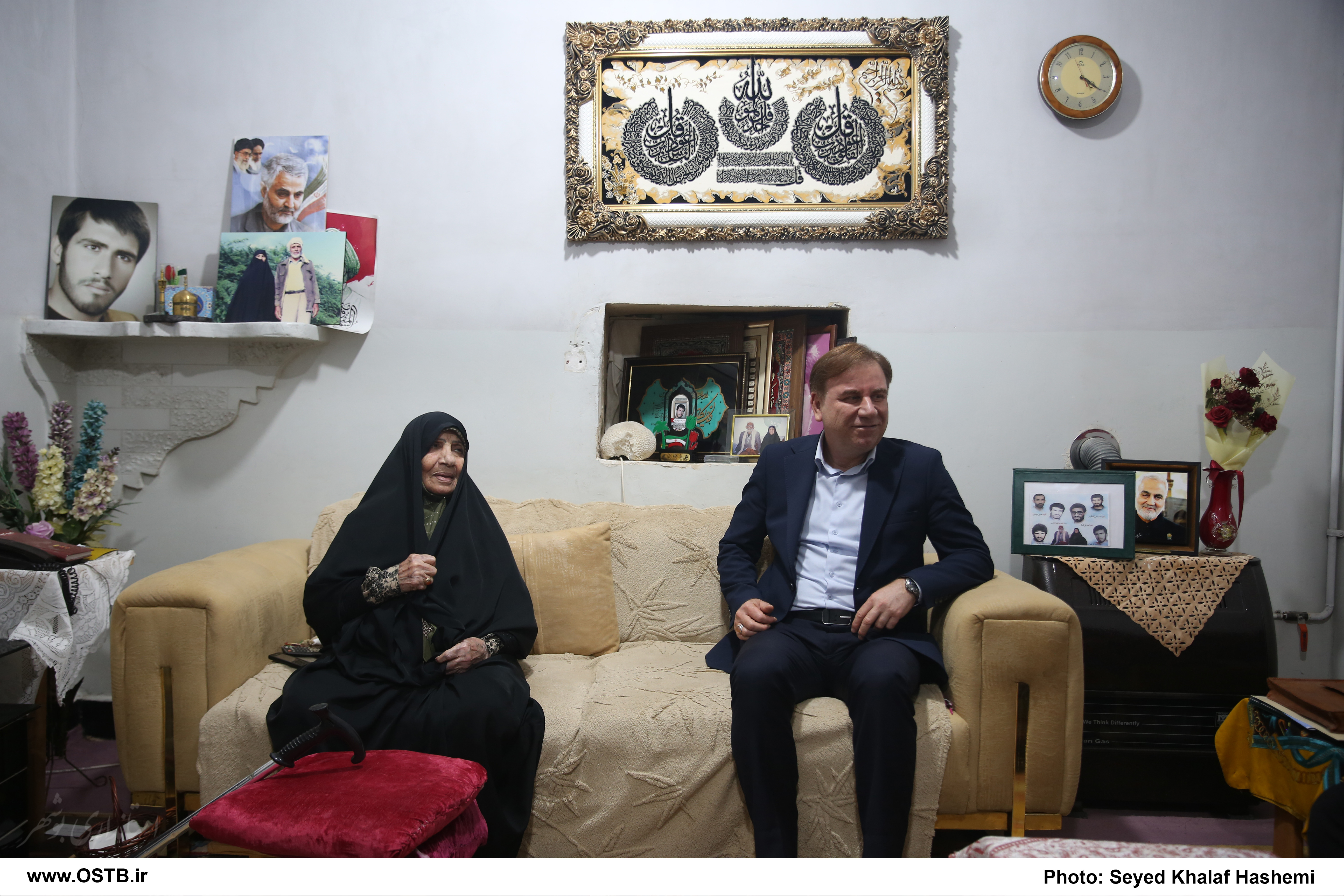 اقدام متفاوت استاندار بوشهر در روز زن/ ادای احترام به مادر ۲ شهید