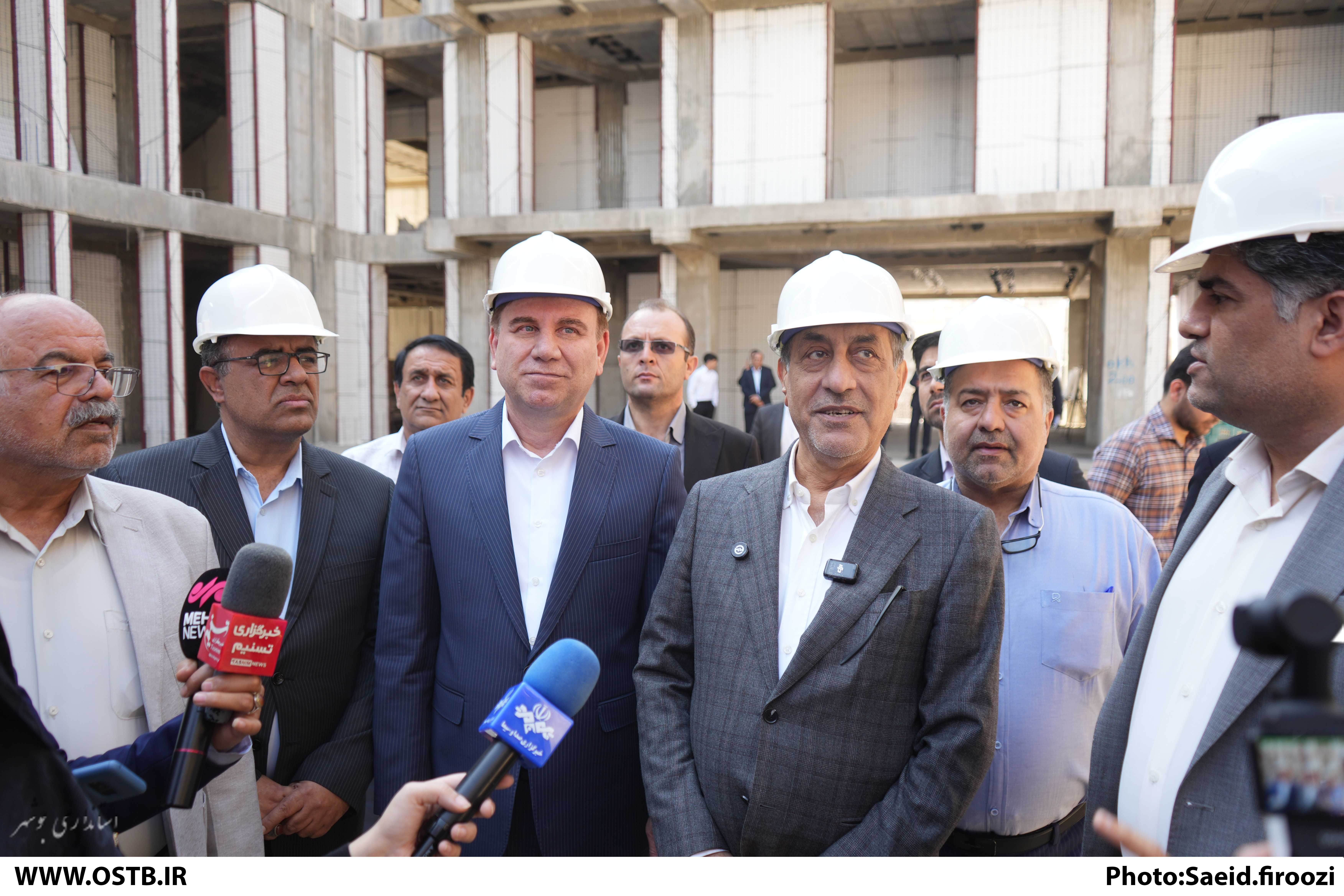 بازدید معاون اجرایی رئیس‌جمهور و استاندار بوشهر از روند ساخت مدرسه دور دوم متوسطه
