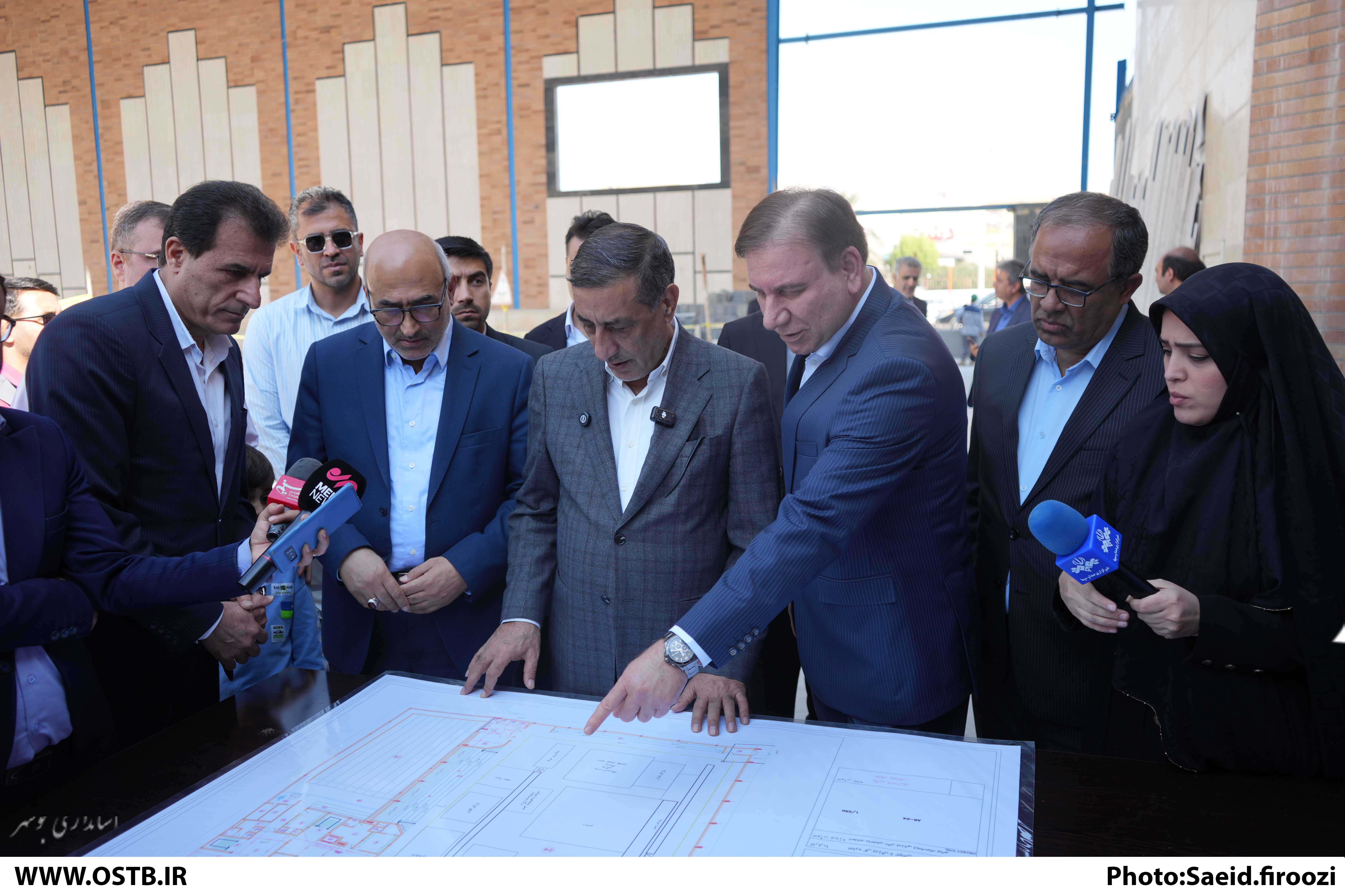 بازدید معاون اجرایی رئیس‌جمهور و استاندار بوشهر از پروژه احداث سالن ژیمناستیک بوشهر